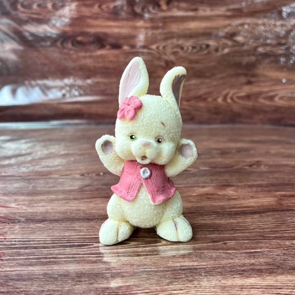 Фигурка из шоколадной глазури "Зайка" лапки вверх , розовое платье