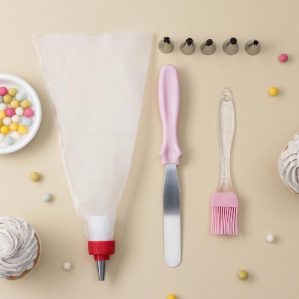 Набор кондитерский Доляна, 9 предметов: лопатка 23 см, кисть 17 см, 5 насадок, пакет и адаптер, насадки