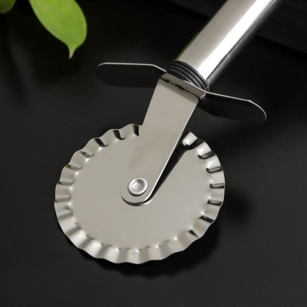 Нож для пиццы и равиолей Доляна «Помощник», 18 см, ребристый